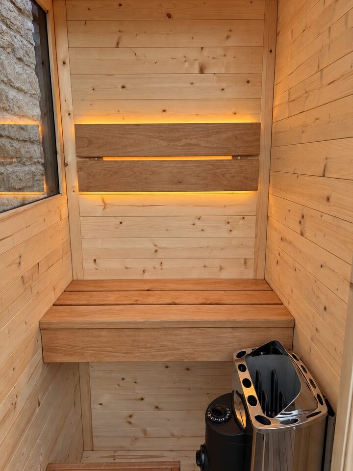 Sauna sisemus, pink ja kerise detail